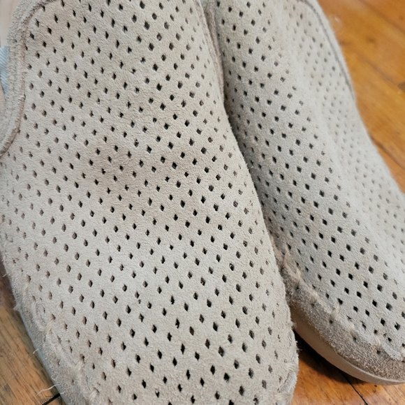 Minnetonka Pacific Beige Perforated Suede Slip On Casual Shoes Size 9.5 - Picture 3 of 7